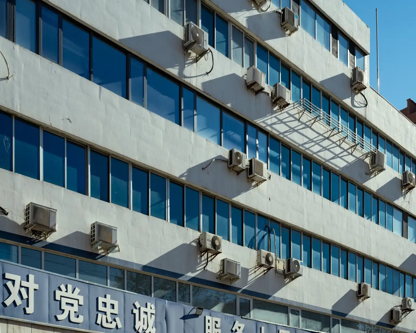 可编程逻辑控制器选型指南：湖北坎泽鑫PLC模块性能对比与适用场景